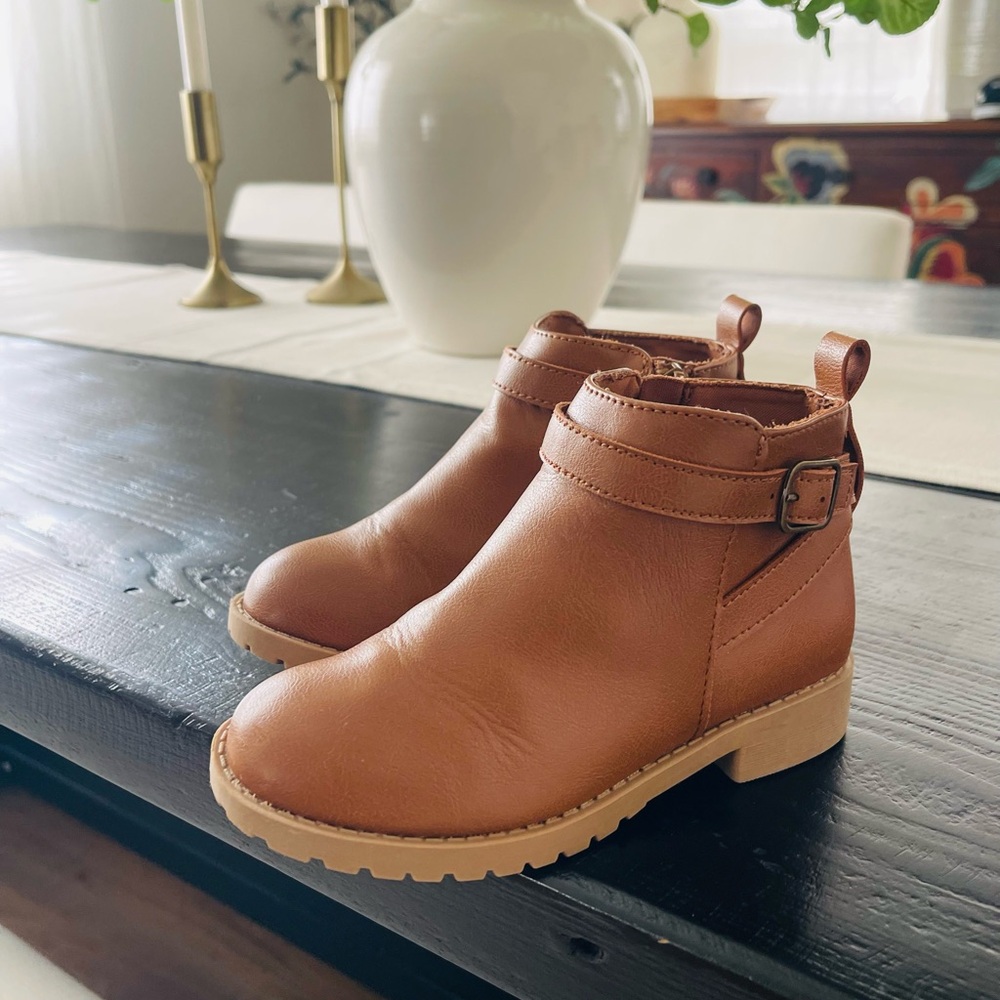 Old navy tan boots sz 11 kids